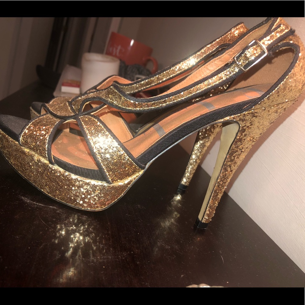 ELLE GOLD PUMPS
